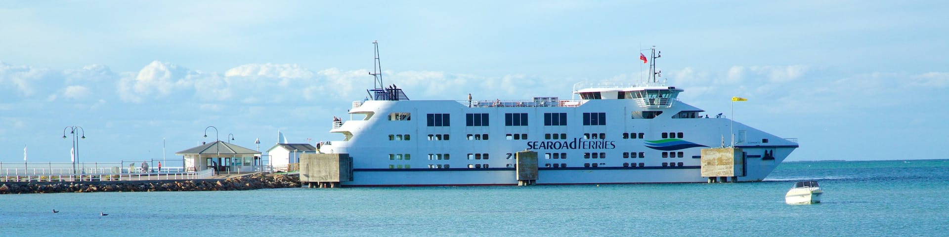 Terminal de ferry Searoad ofreciendo un ferry y vistas generales de la costa