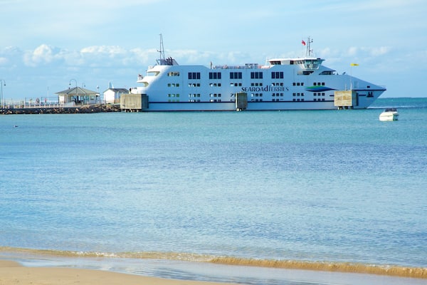 Terminal ferry Searoad mettant en vedette vues littorales et ferry