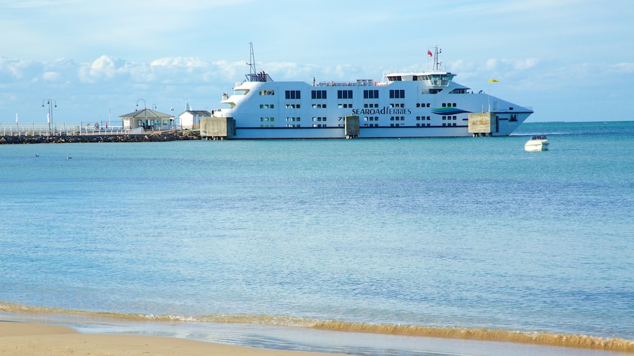 Terminal dei traghetti Searoad mostrando traghetto e vista della costa