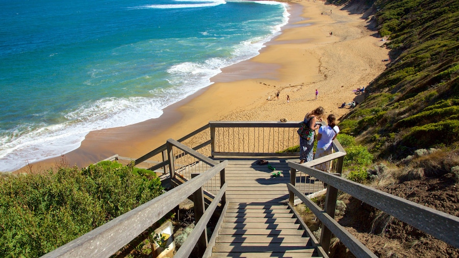 Bell\'s Beach bevat vergezichten en een strand en ook een klein groepje mensen