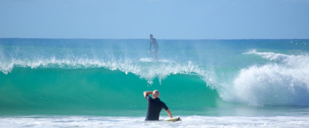 Great Ocean Road mostrando ondas e surfe assim como um homem sozinho