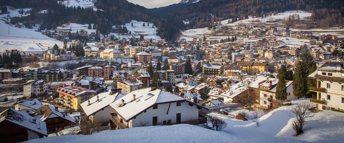 Moena qui includes panoramas, petite ville ou village et neige