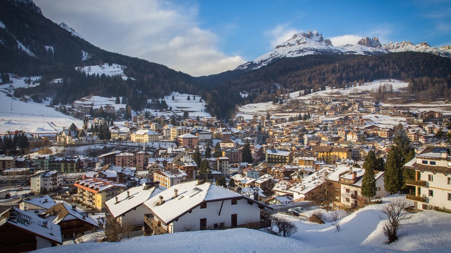Moena mostrando una pequeña ciudad o aldea, nieve y vista panorámica