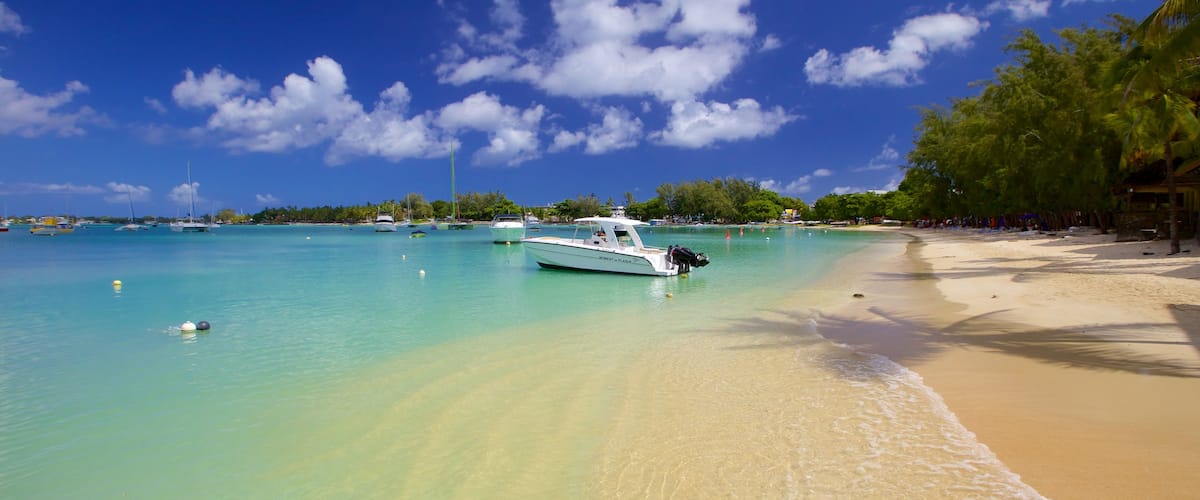 Grand Bay showing a sandy beach and boating