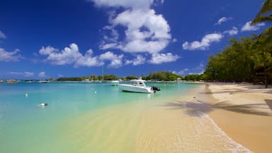 Grand Baie montrant plage de sable et navigation