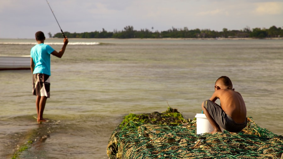 Mauricio mostrando pesca y vistas de una costa y también niños