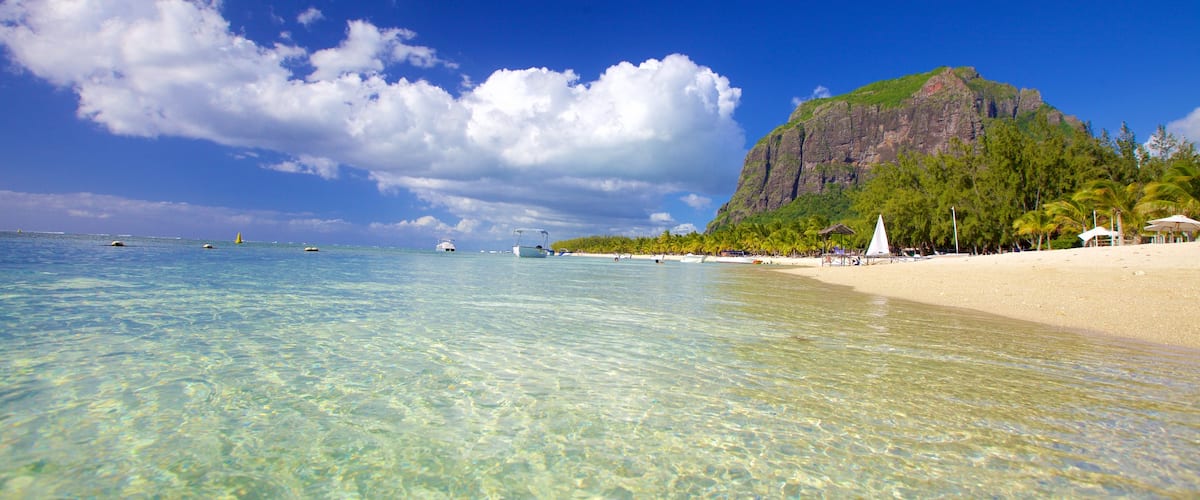 Le Morne mostrando una playa y vistas generales de la costa