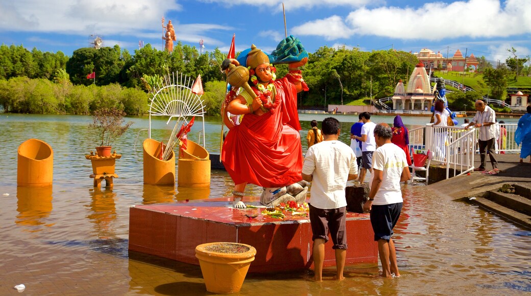 Ganga Talao showing a lake or waterhole, religious aspects and a statue or sculpture