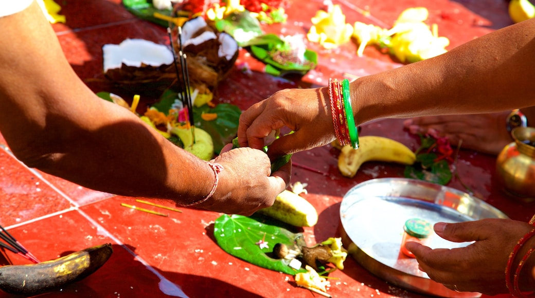 Ganga Talao mostrando elementos religiosos