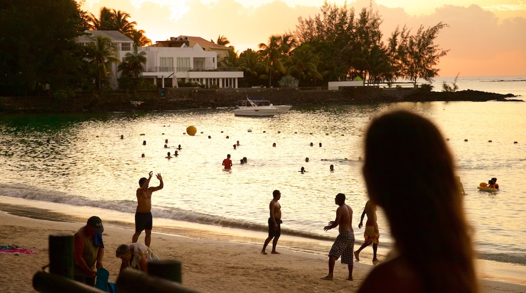 Île Maurice mettant en vedette plage de sable et coucher de soleil