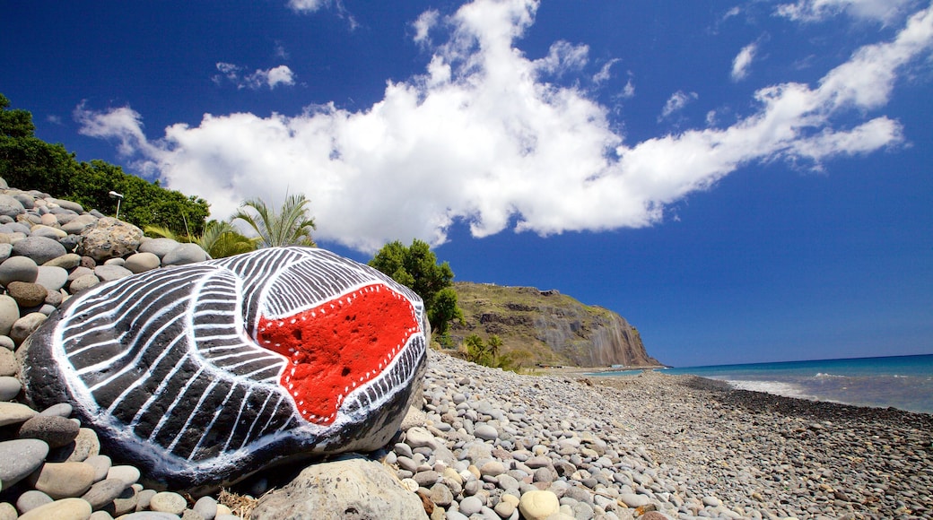 Reunion featuring a pebble beach and outdoor art