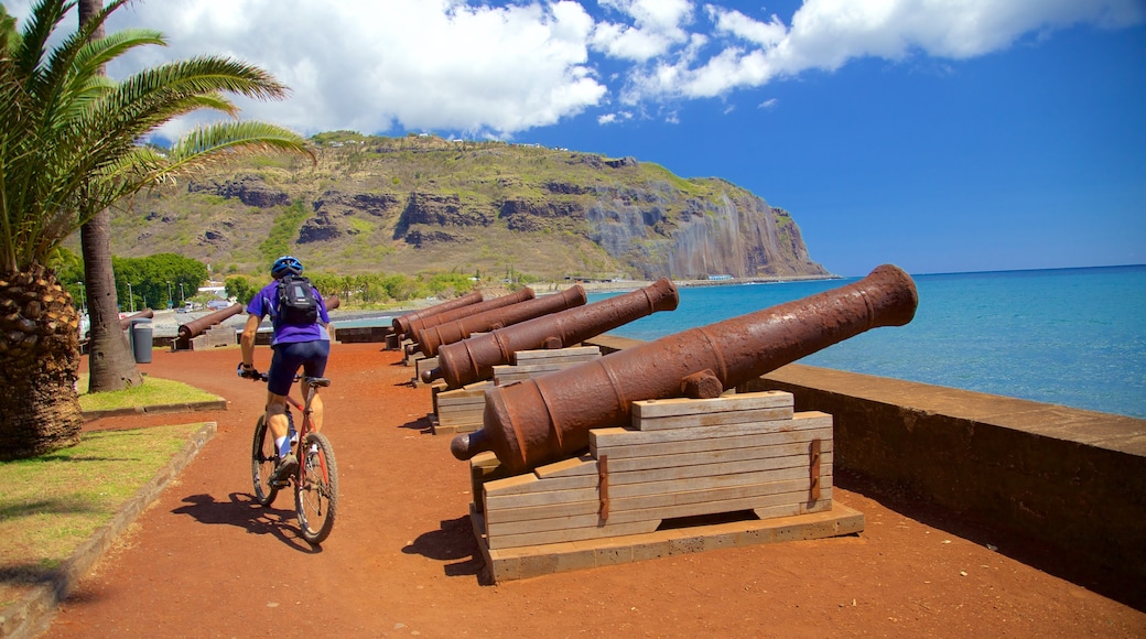 Réunion das einen Fahrradfahren, Militärisches und Geschichtliches