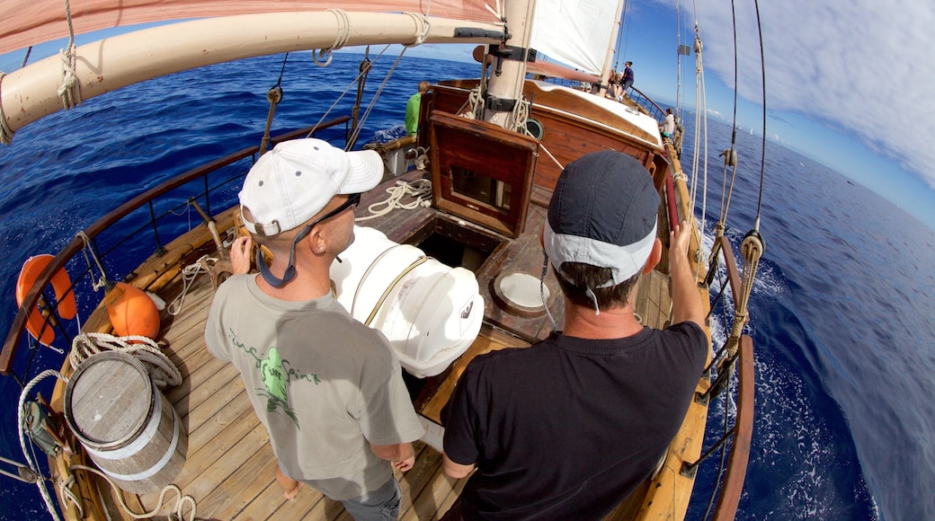 Ilha da Reunião caracterizando vela assim como um pequeno grupo de pessoas