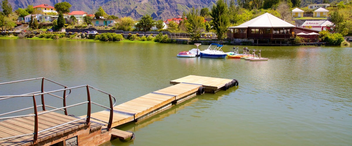 Cilaos showing mountains and a lake or waterhole