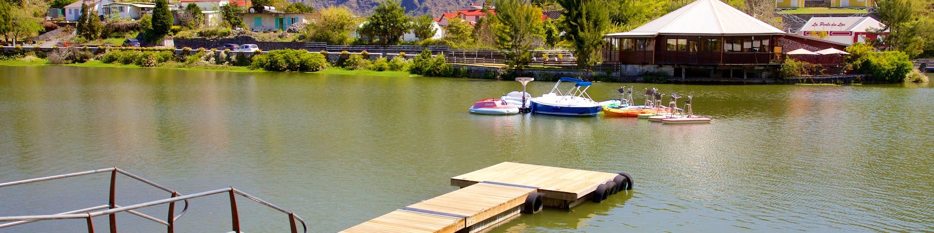 Cilaos das einen See oder Wasserstelle und Berge