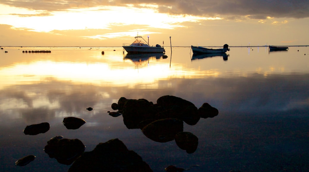 La Saline Les Bains showing general coastal views and a sunset