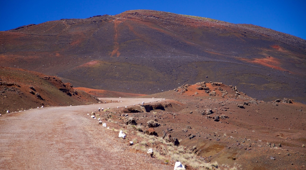 Piton de la Fournaise which includes tranquil scenes and desert views