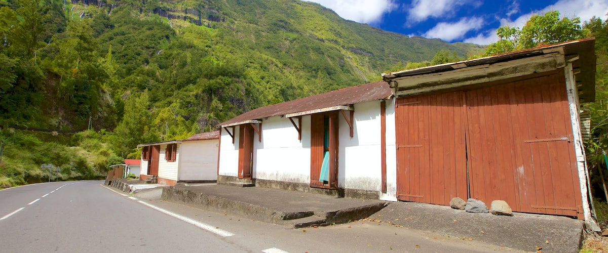 Le Voile de la Mariee which includes mountains and a small town or village