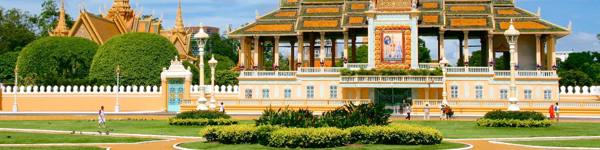 Royal Palace showing a park, heritage elements and a castle