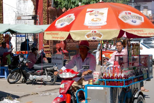 カンダル マーケット 表示 ドリンクあるいは飲み物 と マーケット 及び 少数の人々