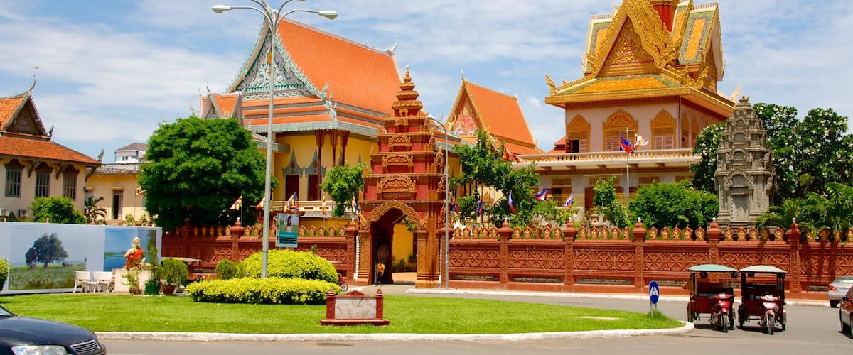 Wat Ounalom showing heritage elements and a temple or place of worship