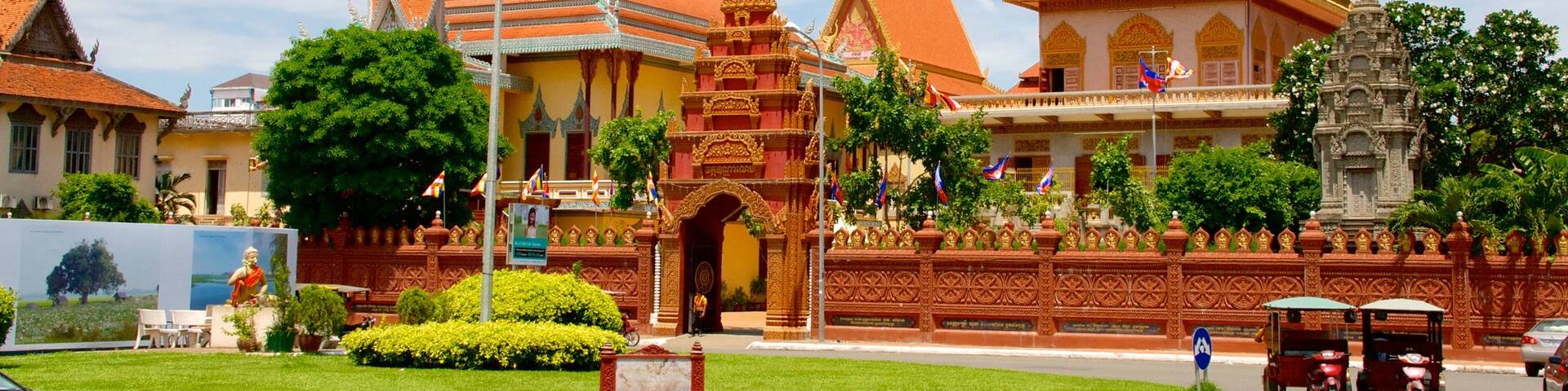 Wat Ounalom which includes a temple or place of worship and heritage elements