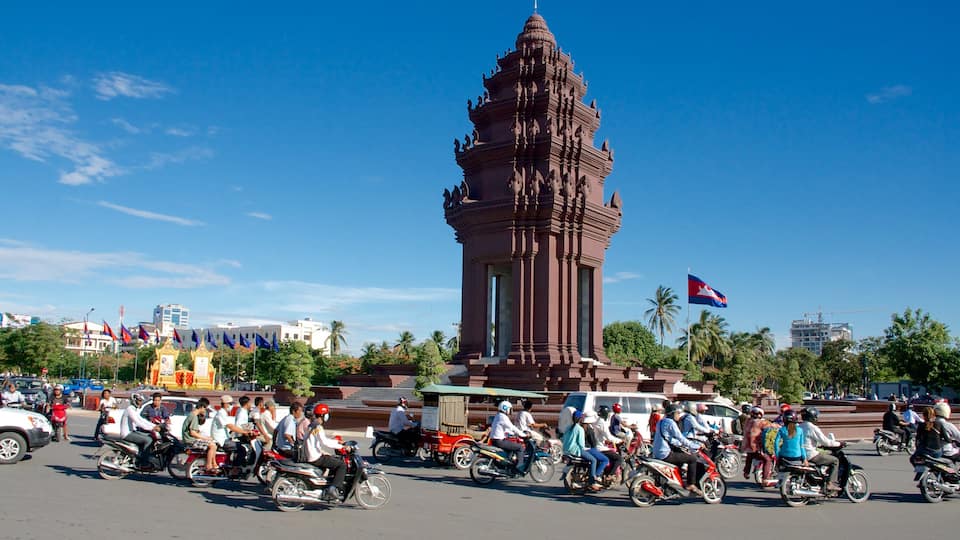 Monumento de la independencia ofreciendo paseos en moto y un monumento