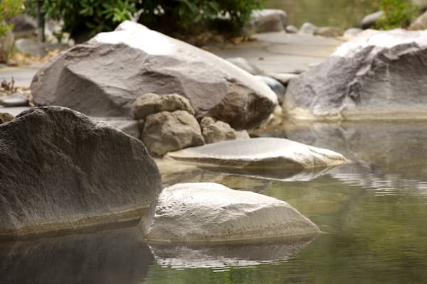 Polynesian Spa welches beinhaltet See oder Wasserstelle