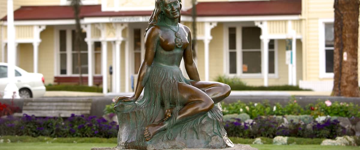 Pania of the Reef showing a statue or sculpture and art