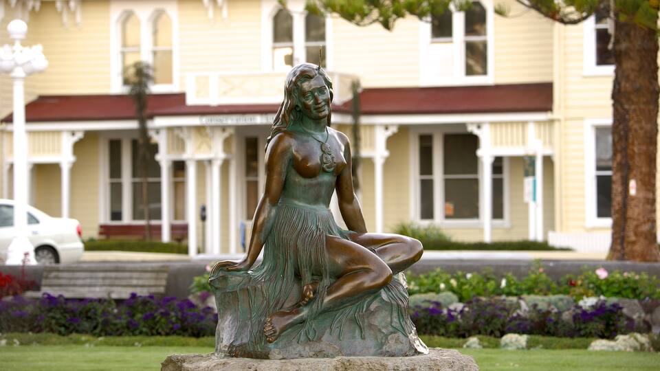 Pania of the Reef showing a statue or sculpture and art
