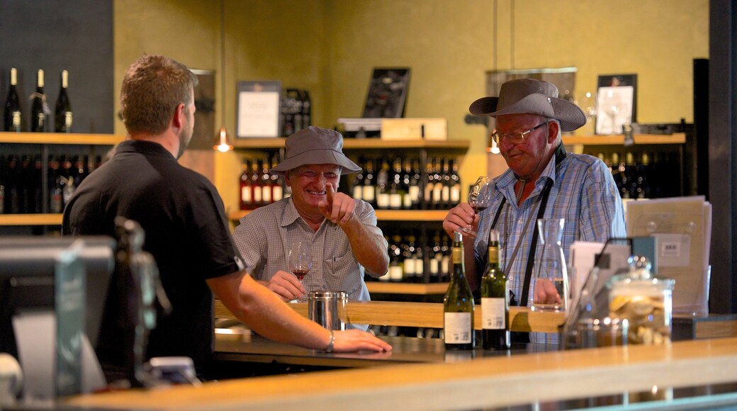 Church Road-Weingut sowie kleine Menschengruppe