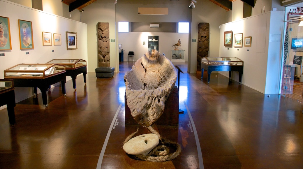 Lake Taupo Museum and Art Gallery mostrando vistas interiores