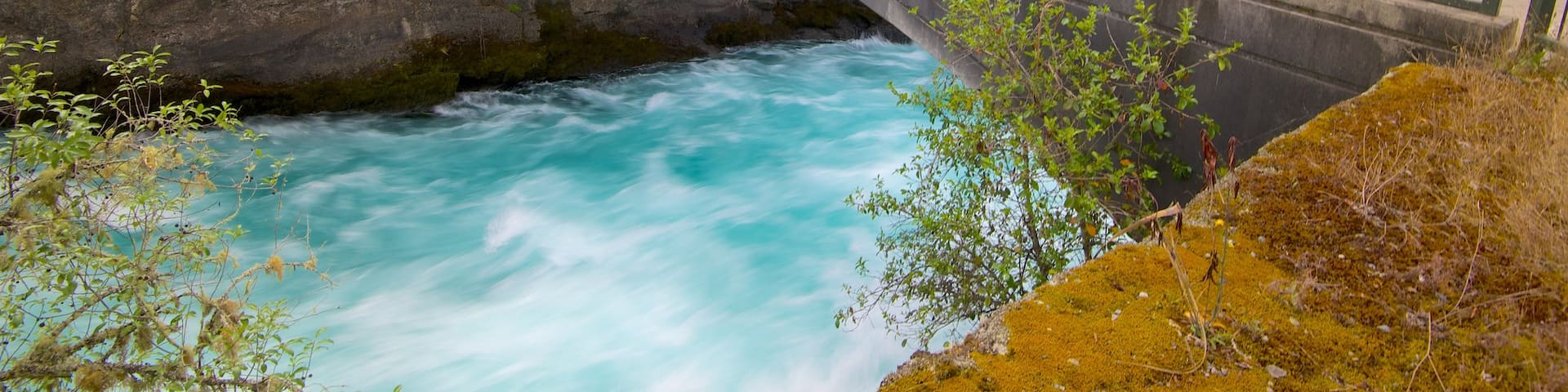 Huka Falls das einen Stromschnellen und BrĂŒcke sowie groĂe Menschengruppe