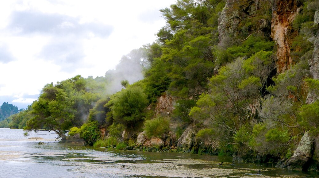 Orakei Korako Geothermal Park and Cave som inkluderar en å eller flod