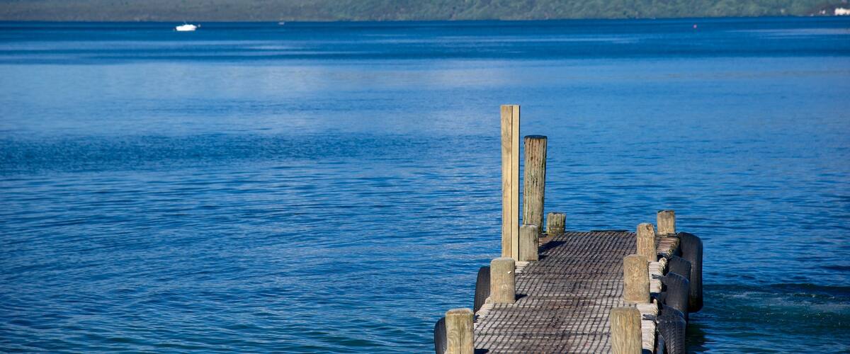 Lac Tarawera mettant en vedette lac ou étang