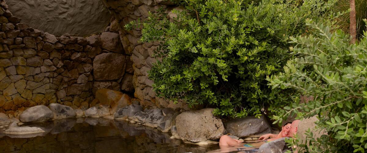 Polynesian Spa joka esittää kylpylä sekä pari