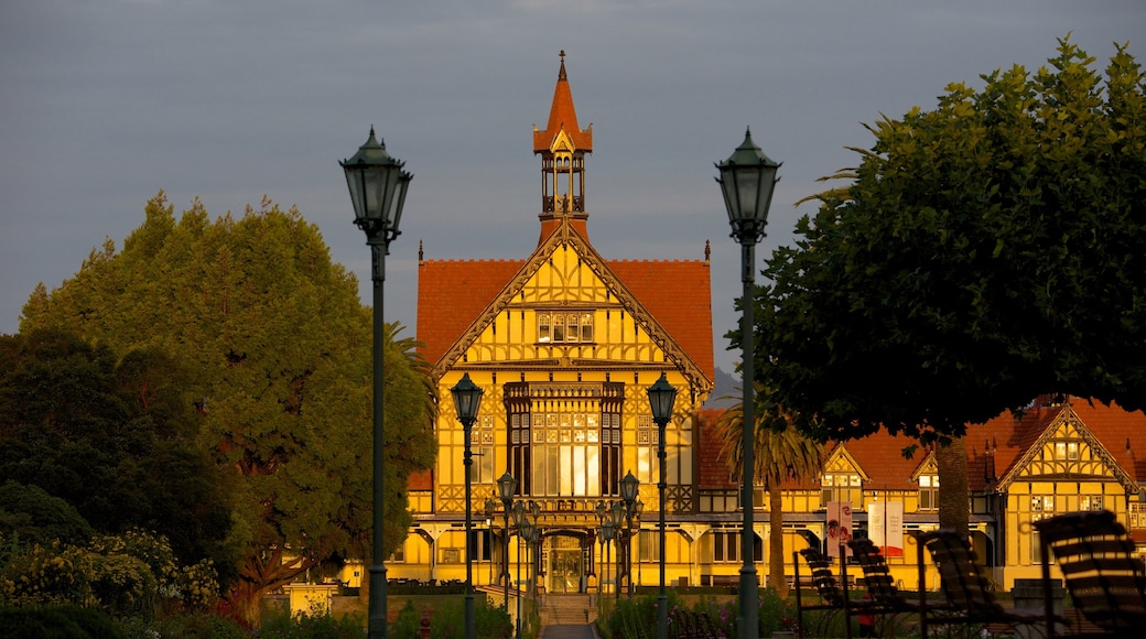 Government Gardens showing heritage architecture and a sunset