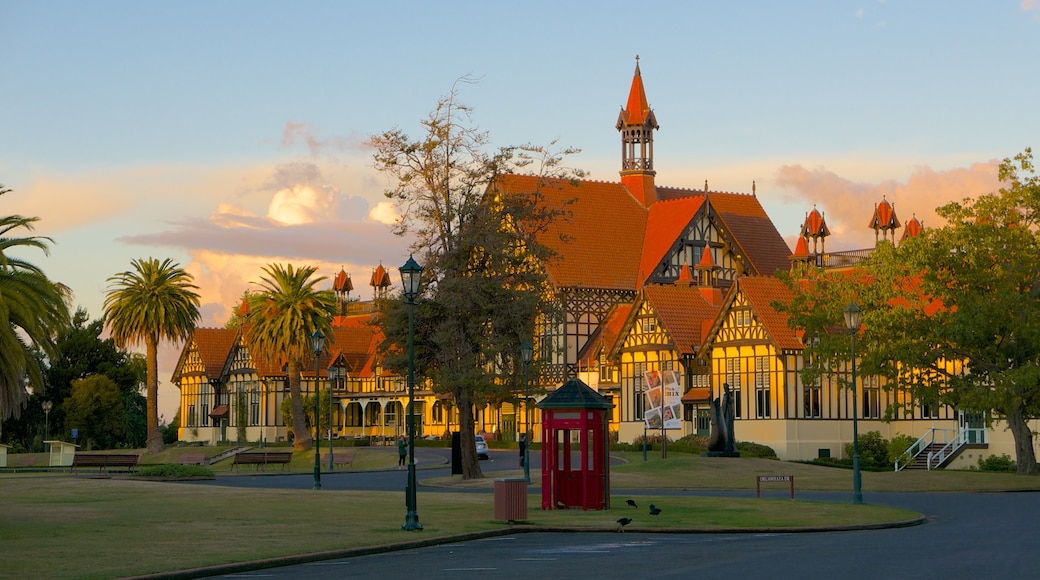 Government Gardens showing a sunset, a park and heritage elements