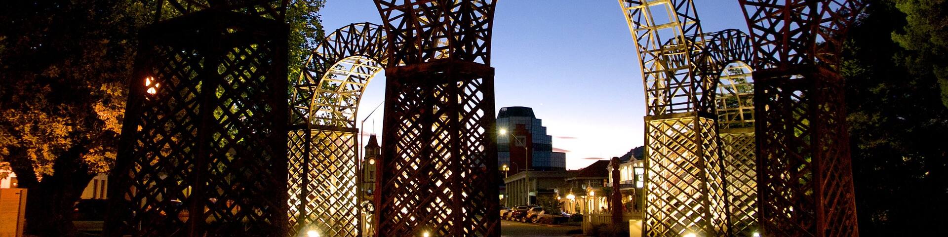 Government Gardens which includes night scenes and a garden
