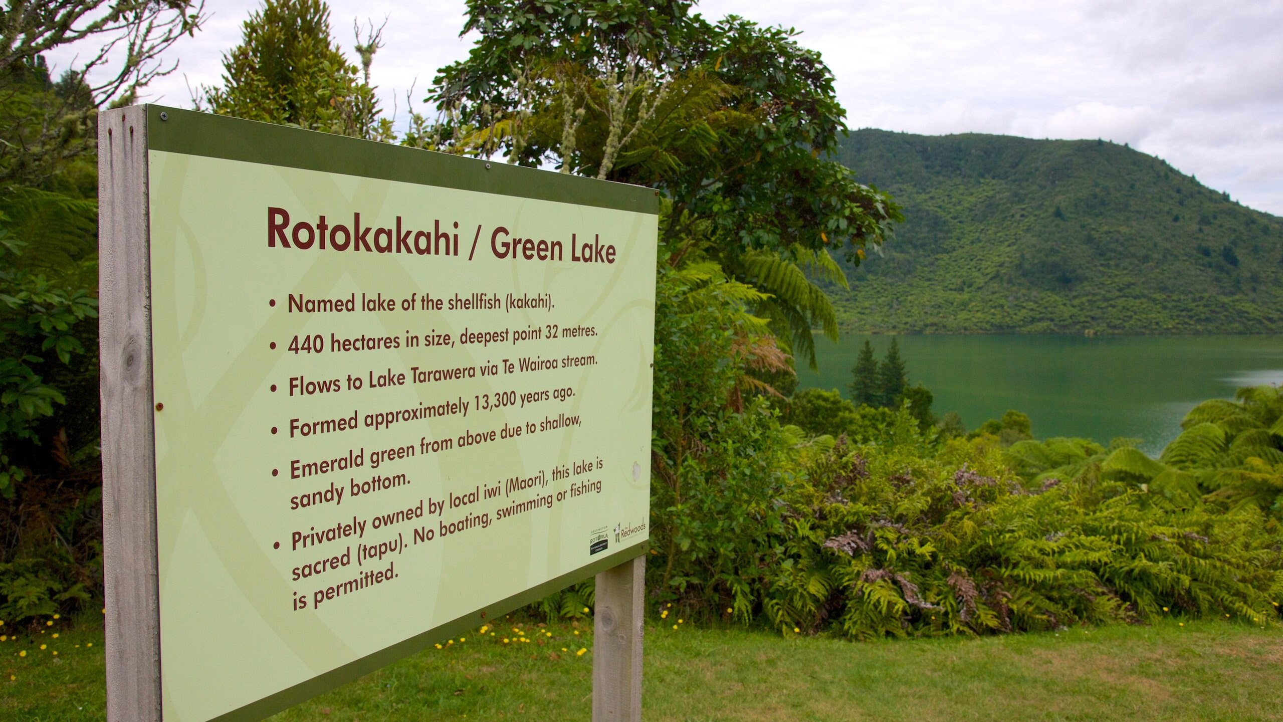 Lake Rotokakahi fasiliteter samt innsjø og skilt