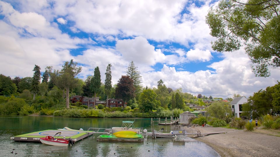 Taupo che include lago o sorgente d\'acqua