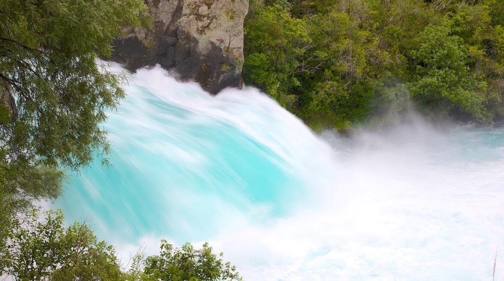 Huka Falls ofreciendo rápidos