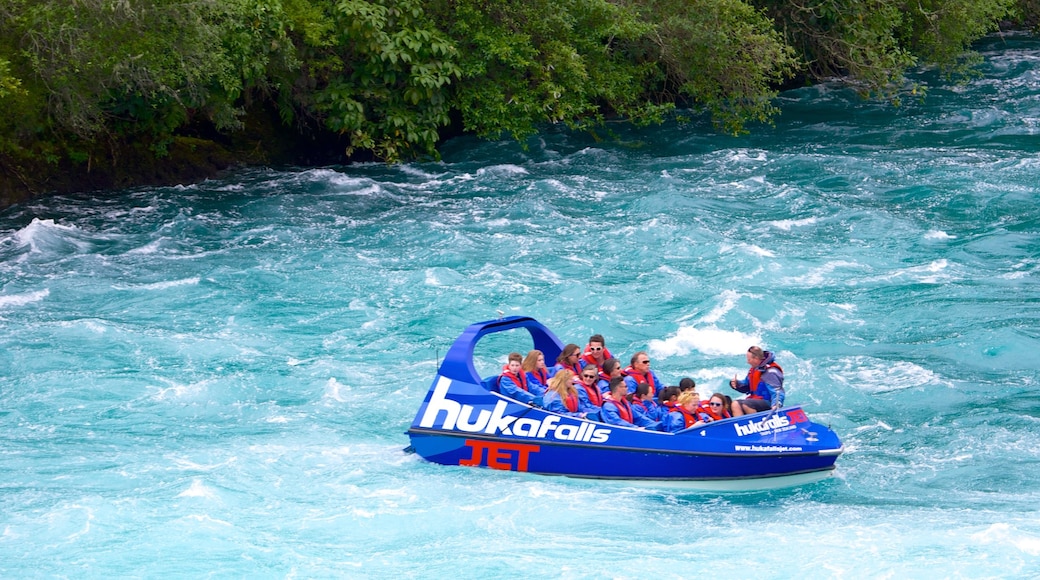 Huka Falls que incluye paseos en lancha y un río o arroyo y también un pequeño grupo de personas