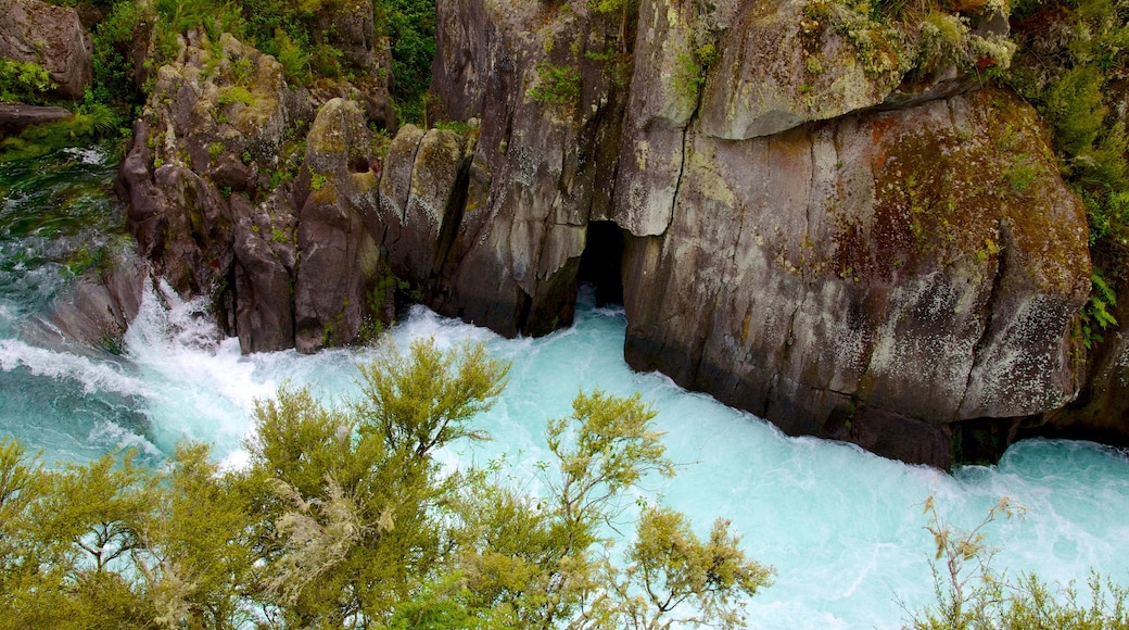 Aratiatia Rapids que incluye un barranco o cañón y rápidos