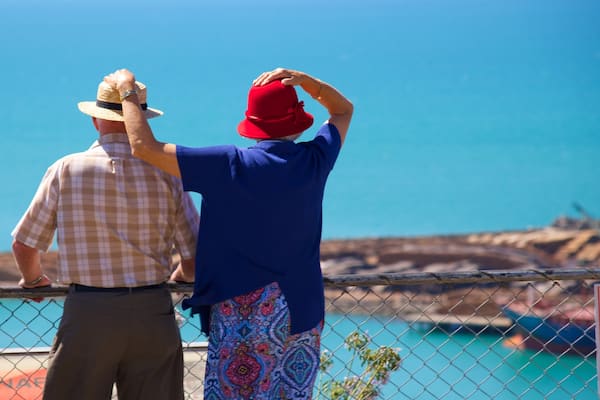 Guet du domaine de Bluff Hill qui includes vues littorales aussi bien que couple
