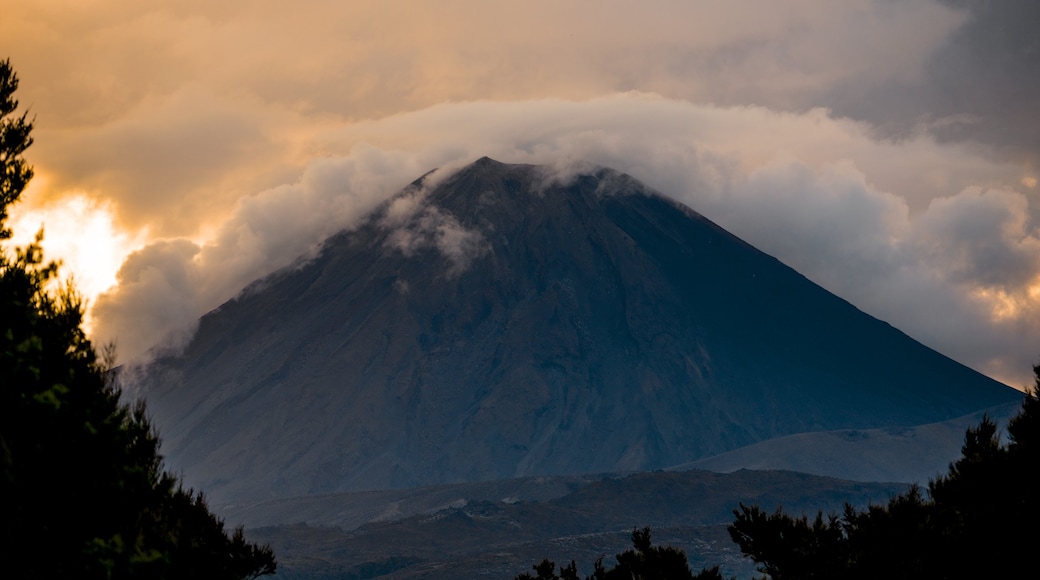 Parque Nacional Tongariro que incluye vistas de paisajes, una puesta de sol y montañas