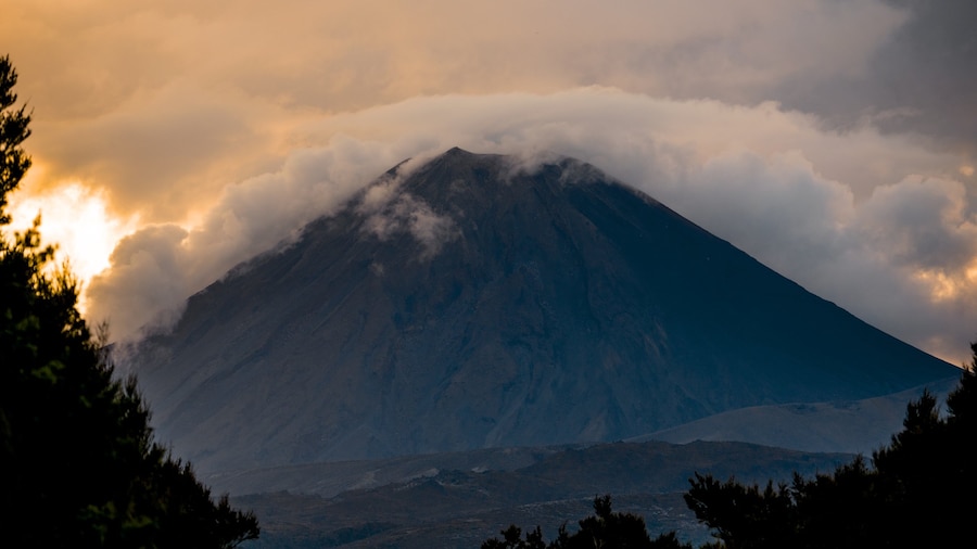 Parque Nacional Tongariro que incluye vistas de paisajes, una puesta de sol y montañas