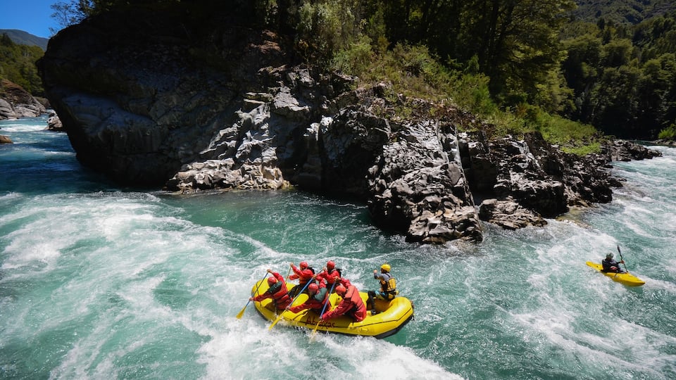 Bariloche bevat raften en stroomversnellingen en ook een klein groepje mensen