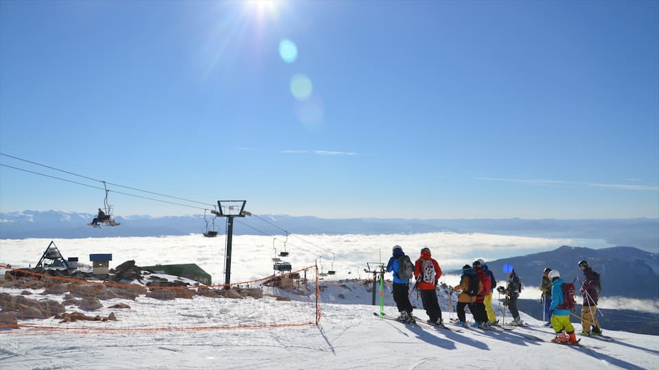 Bariloche bevat een gondel, sneeuw en landschappen