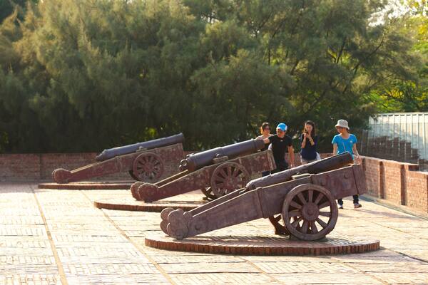 Fort Zeelandia montrant patrimoine historique et articles militaires aussi bien que petit groupe de personnes